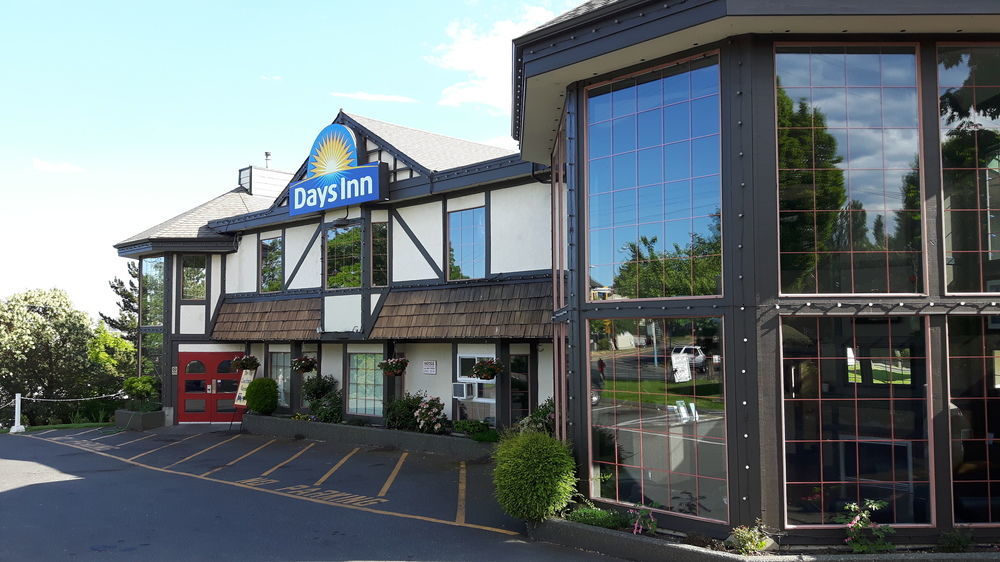 Days Inn By Wyndham Victoria Uptown Exterior photo