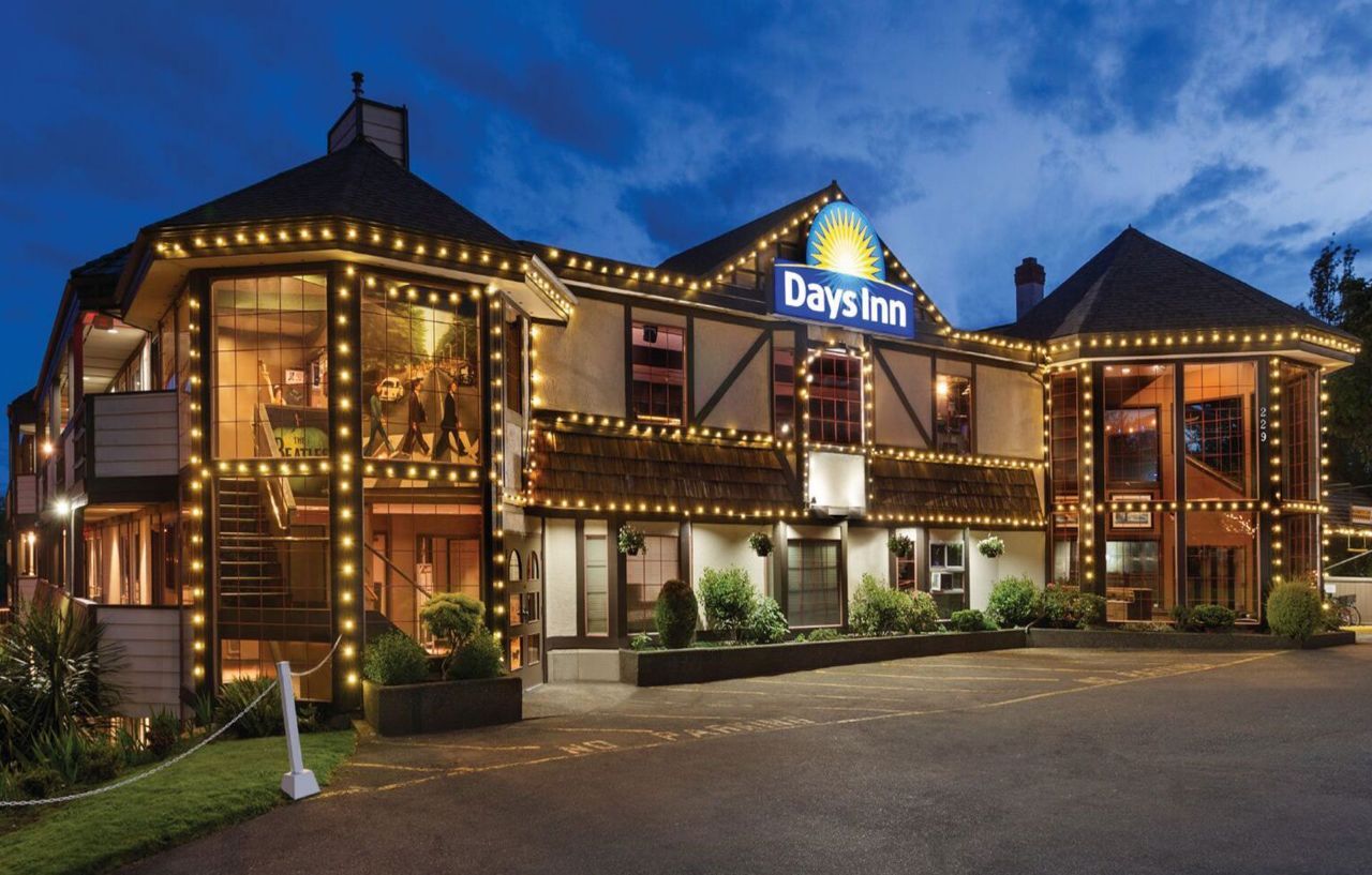 Days Inn By Wyndham Victoria Uptown Exterior photo